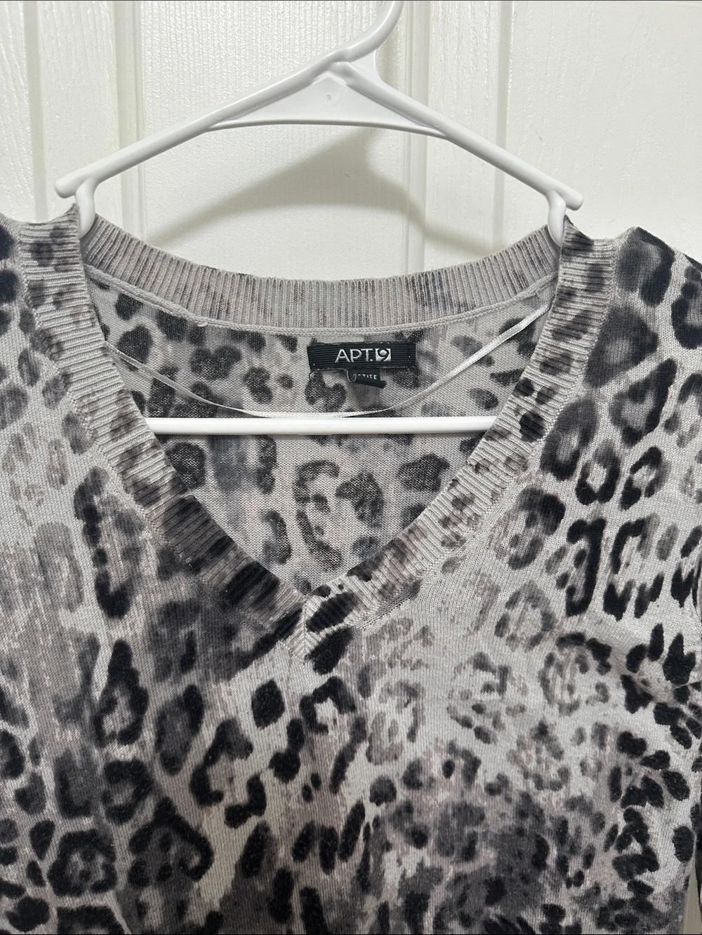0249 Apt. 9 Gray and Black Leopard-Print V-Neck Sweater size small petite‎